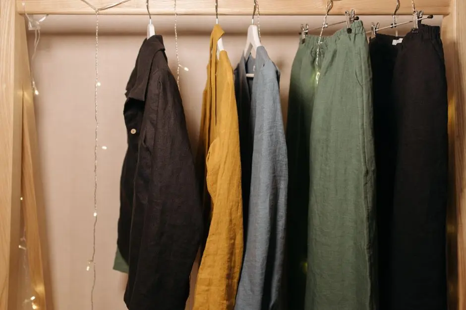 Lemari baju minimalis penuh warna