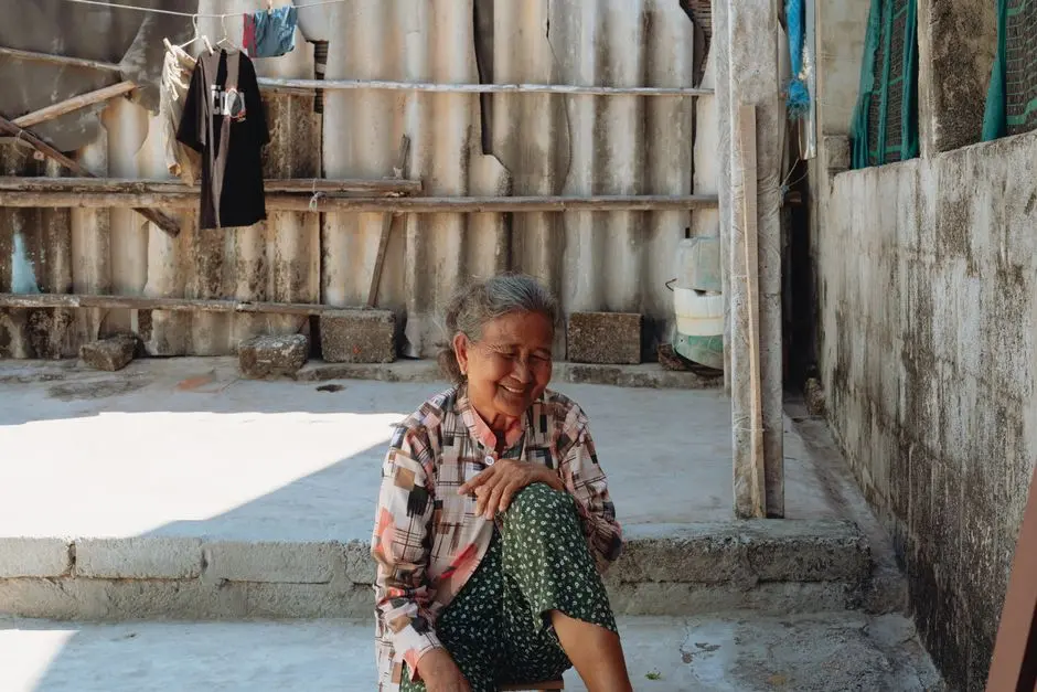 Perempuan merapikan kemeja linen di teras rumah pesisir Pulau Sebatik
